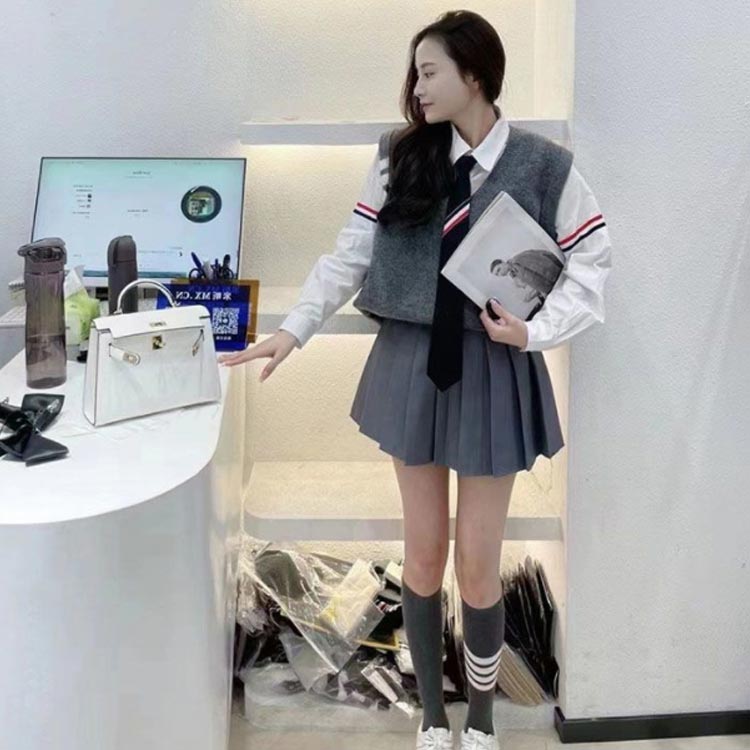 スカートスーツ 制服4点セット 女の子スーツ Vネックニットベスト 卒業式 入学式 スーツ 女子高生制服 学生服 制服 ライン入り コスプレ衣装 コスプレ スクール ベスト スカート シャツ 韓国 グレー 格子 セットアップ 送料無料