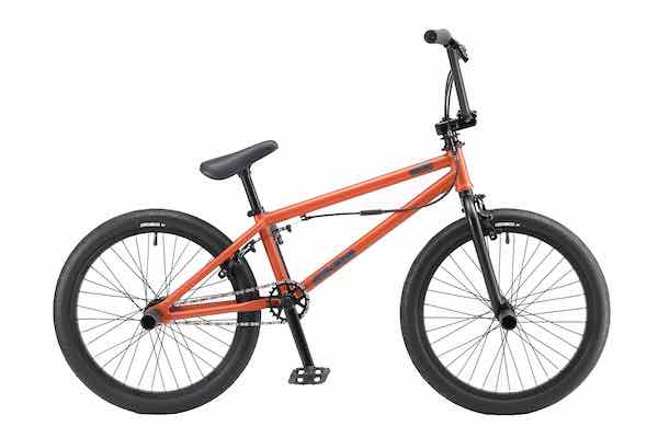 初めてのBMXフラットランド、フリースタイルに最適。 本格入門にもぴったりの20インチBMX。国内ライダー企画でトリックの練習もやりやすいですよ。 APLUSよりトップチューブが長くフォークオフセットもついているので、よりフリースタイル寄りの設計のSWORD フラットもストリートもとにかくBMXを楽しみたいライダーにピッタリの1台 3ピースクランク、フラットランドタイヤ、軽量シートと完成車とは思えない充分なスペックの一台ですよ。 完成車の発送にはご注文を頂いてから最速で3日お時間を頂いております。 西濃運輸のでの発送になります。（日祝日の配達なし、日時指定不可） ペダル、ペグ以外は組み立て発送（ハンドルのみ角度をずらしてあります。） 営業所留めの場合は送料割引あり。詳しくはお問合せください。 Frame: SWORD Top Tube Length : 495mm(19.5″) Rear Center : 325mm(12.8″) Head Angle : 75° Seat Angle : 71° Fork : SWORD off set 16mm Fork Bar : SWORD Bar Rise 210mm, Width 700mm, Back Sweep 9° Crank : Cr-mo 3pcs Crank 170mm Sproket : STEEL Ring 25T Rear Hub : ARESBIKES 9T Freecoaster 36H 10mm AXLE Tires : ARESBIKES A-Class 20 × 1.90 Pegs : Alloy Peg 38mm x 110mm