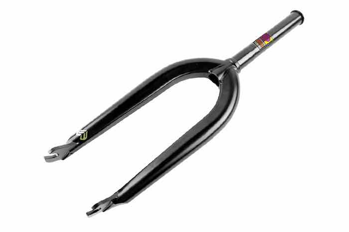 ドイツのBMXカンパニー「Eclat」 もともと耐久性に絶対の自信を持ったSTROM FORKのレッグ部をハイドロフォーミングによって涙滴状の断面に成形した、超高剛性・高耐久性のストリートフォークです。 オフセット15mm チューブ：熱処理済4130クロモリ、ハイドロフォーミング ステアチューブ：CNC加工バテッドチューブ, 170mm オフセット：15mm ドロップアウト：熱処理済4130クロモリ、6mm厚、インベストメント鋳造 トップボルト：M24、7075-T6アルミ 重量：1150g