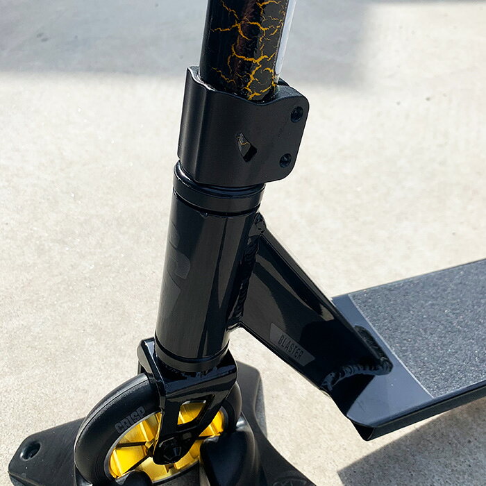 トウーレイトスポーツオンラインのCRISP BLASTER BLACKGOLD クリスプ　ブラスターブラックゴールド【身長150cm~170cm】【スクーター】【キックボード】【トリック】｜アングル2