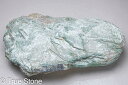 フックサイトは和名をクロム雲母(うんも)と言いクロムを含んでグリーンをした白雲母の変種で、1840年にオーストリアで発見され1842年に命名されました。 クロム雲母は緑色なのでグリーンモスコバイトとも呼ばれています。 雲母特有のキラキラ感が魅力的な鉱物でライトを照らすと光り輝きます。 結晶構造はサンドイッチのような層状になっていて、結晶自体が非常にもろく、触っているとフックサイトの粒子が剥がれますので取り扱いにご注意ください。 本品は白っぽく写っている箇所が雲母の輝きで、サイズが大きく迫力満点です。 お写真では輝きが伝わりませんが現物はキラッキラな光が輝き続けます。 ※撮影に使われている台座は付属しませんのでご了承下さい。 【お写真に写っている商品を発送致します】 産地　ブラジル・ミナスジェライス州 縦　約170mm 横　約103mm 厚さ　約32mm 重量　約703g