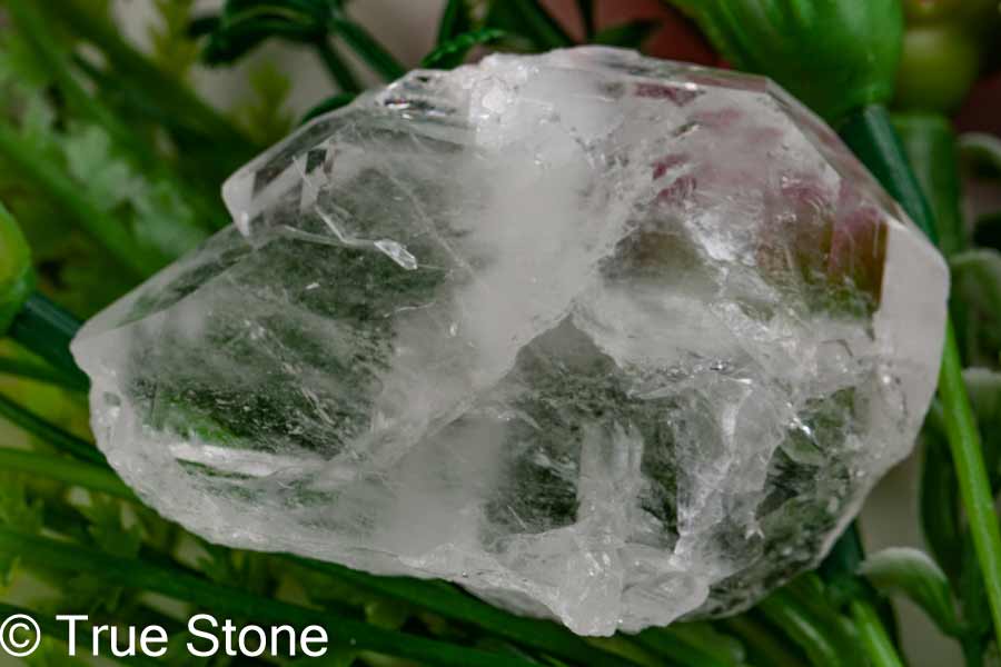 パキスタン・バルチスタン州・ハーラン産のファーデンクォーツの結晶原石です。 ファーデンクォーツのファーデンとはドイツ語で「糸」の意味で結晶の中に糸のような繋ぎ目があるのが特徴です。 ファセットが平行連晶する物や形がタビー等の特徴がある物が多く、独特な変わった形が印象的です。 本品はレインボーが輝きます。 【お写真に写っている商品を発送致します】 産地　パキスタン バロチスタン州 ハーラン 縦　約53mm 横　約37mm 厚さ　約22mm 重量　約37.3g 【True Stone 天然石の真実】ブログ