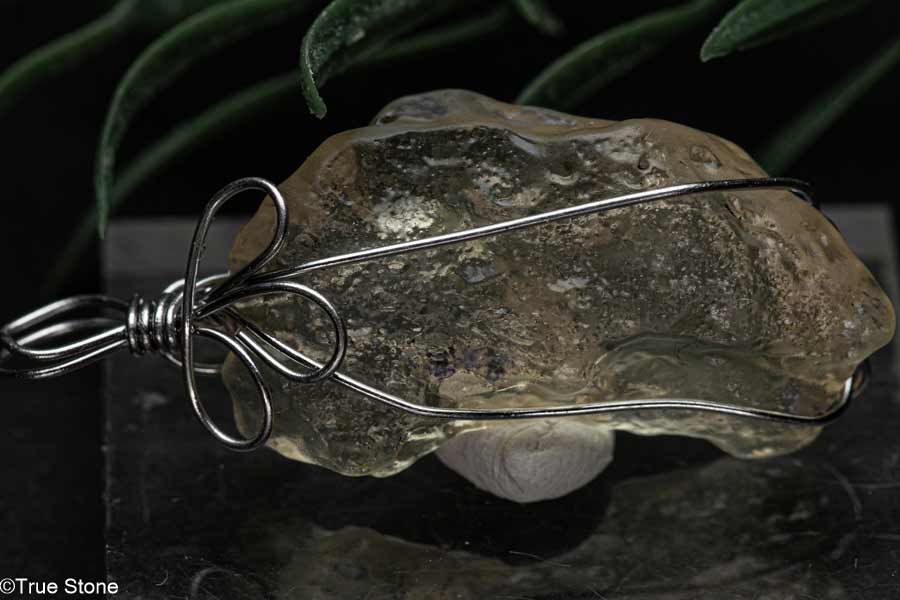 リビアングラス 原石 ペンダント 未研磨 原石26.8×16×8.8mm 全長約37mm リビアンデザートグラス インパクトガラス 天然ガラス