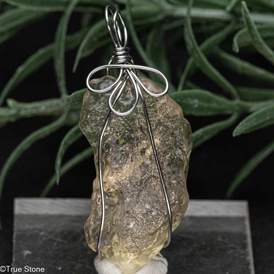 リビアングラス 原石 ペンダント 未研磨 原石26.8×16×8.8mm 全長約37mm リビアンデザートグラス インパクトガラス 天然ガラス