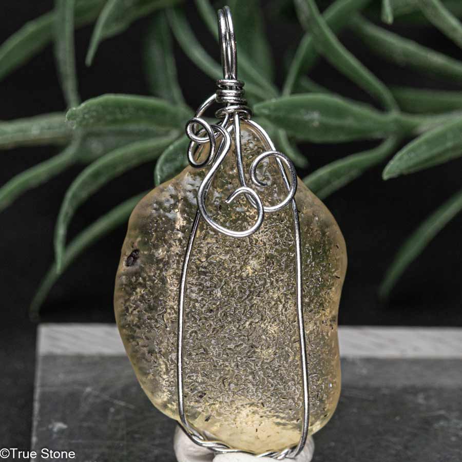 リビアングラス 原石 ペンダント 未研磨 原石25×17.7×7mm 全長約35.3mm リビアンデザートグラス インパクトガラス 天然ガラス