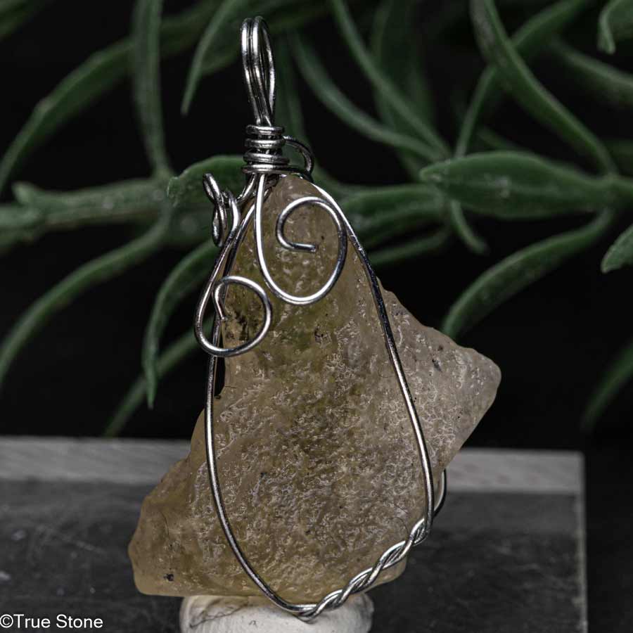 リビアングラス 原石 ペンダント 未研磨 原石23×22.3×7.8mm 全長約33.4mm リビアンデザートグラス インパクトガラス 天然ガラス