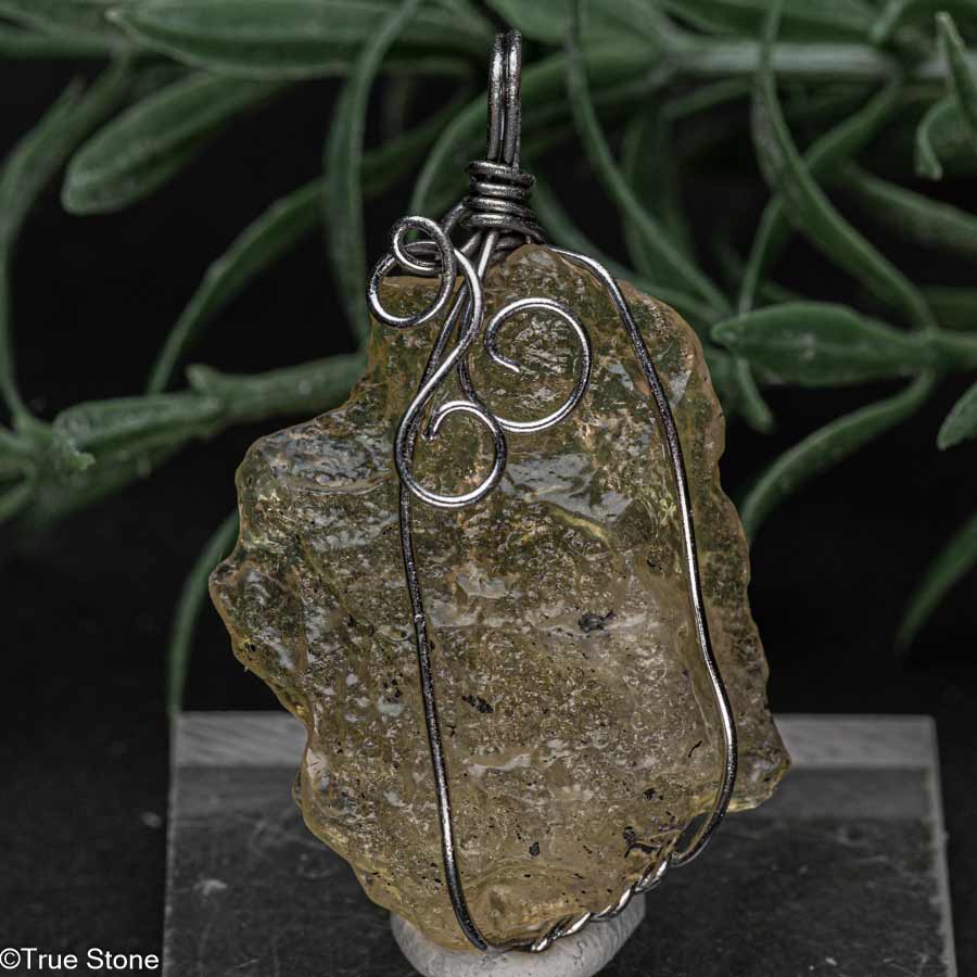 リビアングラス 原石 ペンダント 未研磨 原石29.8×23.7×9.1mm 全長約41.3mm リビアンデザートグラス インパクトガラス 天然ガラス