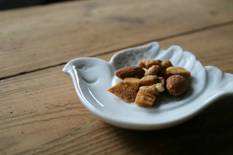 ほんのすこし、お菓子をのせてティータイムにすれば、おやつの量が少量でも満足できるひとときに。テーブルセッティングのアクセントに、鳥フォルムのうつわはぴったりですよ。