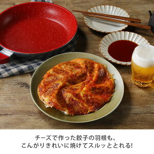 チーズで作った餃子の羽根も、こんがりきれいに焼けてスルッととれる!