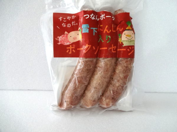 【うまいショップ】では新潟県の特産品を、送料無料でお取り寄せできます。 新米のお米をはじめ、多数の健康食品を取り扱っております。【原材料名】豚肉（津南産）、雪下人参（津南産）、パプリカ、玉ねぎ、羊腸、砂糖、食塩、香辛料、リン酸Na、酸化防止剤（V.C）、発色剤（亜硝酸Na）、調味料（アミノ酸）カラメル色素、酵母エキス、（原材料の一部に、大豆、小麦、含む）。【内容量】約150グラム1袋3本×6袋 ＞＞うまいショップ商品：ダイエット・健康・こだわりグルメ・ベビー・米・雑穀・スイーツ 　　　　　　　⇒水・ドリンク ・ 野菜・フルーツ ・ 肉 卵 お試し 【ジャンル】 肉　　豚肉　　加工肉　　国産　　津南　　豚肉加工品　　ウインナー 雪下人参　 【活用方法】 つまみ　　お酒の友　　贈答　夕食　　珍味　　ビールの友　　　 　　　　　　　　　　 　　　　　　　　 　　　　　 　つなんポークとは？ つなんポークは、新潟県津南の豊な土壌と、名水百選で有名な竜ヶ窪から流れる、豊な水に恵まれた環境で生産されています。つなんポークを使用した「とんとろサラミ」では、新どっちの料理ショー特選素材に選ばれたり、国際大会にて数々の金賞を受賞しました。 種豚の品質 地域内の優良ブリーダー（全農、ハイコープ豚）より導入しています。肉豚はハイコープの三元交配種（L・W・D）です。 飼料の品質 独自飼料のタピオカ、小麦、大豆主体の基礎飼料とヨモギ、海藻を配合。トウモロコシを使用していないため、遺伝子操作等の心配はございません。 肉の品質 FFC原始活水器使用。こだわりの飼料により、クセの無いライトな脂身と、まろやかな豚肉です。ビタミンEが通常豚肉の3倍。オレイン酸は8〜12％アップ。また、有機肥料の生産も行いアスパラ、魚沼産コシヒカリの栽培にリサイクルされています。 環境 新潟県クリーンポーク認定農場で、HACCP方式により、安全、安心な生産に努めています。また衛生プログラムにより飼育管理（ストレス防止、ワクチン対応）で豚の健康に努めています。全国唯一の特定病原菌フリー地域です。 【原材料名】 【原材料名】豚肉（津南産）、雪下人参（津南産）、パプリカ、玉ねぎ、羊腸、砂糖、食塩、香辛料、リン酸Na、酸化防止剤（V.C）、発色剤（亜硝酸Na）、調味料（アミノ酸）カラメル色素、酵母エキス、（原材料の一部に、大豆、小麦、含む）。【内容量】約150グラム1袋3本×6袋 【内容量】 約150グラム1袋3本×6袋 【送料についての注意】 沖縄・離島は、送料無料の対象外とさせていただき「2600円の送料」がかかります。予めご了承下さいませ。 マークとは？（買い物かごに入れるボタンの横）・お買い物ステップ中で「のし」を選択することができます。当店では、「御歳暮・御年始・御祝・内祝・粗品・新築祝・御出産祝い・景品・寸志・無地」よりお選び頂けます。その他、ご指定がありましたら備考欄にお書き下さい。