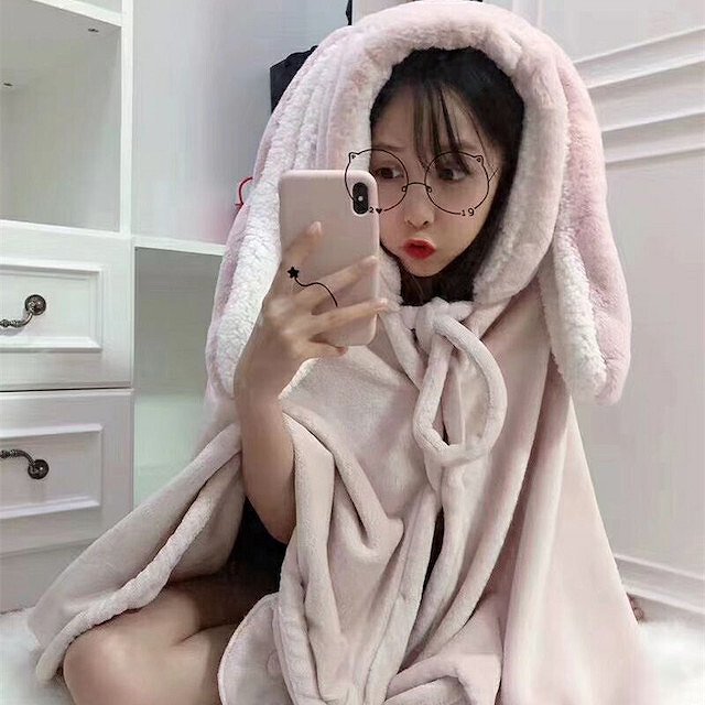 うさぎの耳がポイントの可愛らしいルームウェアです♪ お部屋で寒いときにさっと羽織れるブランケット形状なので一枚あると便利です。 もこもこ素材で肌触りも抜群なので、お風呂上がりの冷え防止にも良いですね♪ お家でも可愛くいたい女子にオススメです...