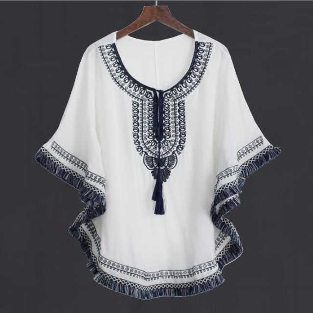 ポンチョ風のデザインがおしゃれなカジュアルに着こなせるトップス。1枚でインパクトのあるアイテムなので、お手持ちのボトムスと簡単にコーディネートが楽しめます。カラ—：ホワイト/ネイビーサイズ（cm）：ワンサイズバスト104　着丈63　肩幅37...