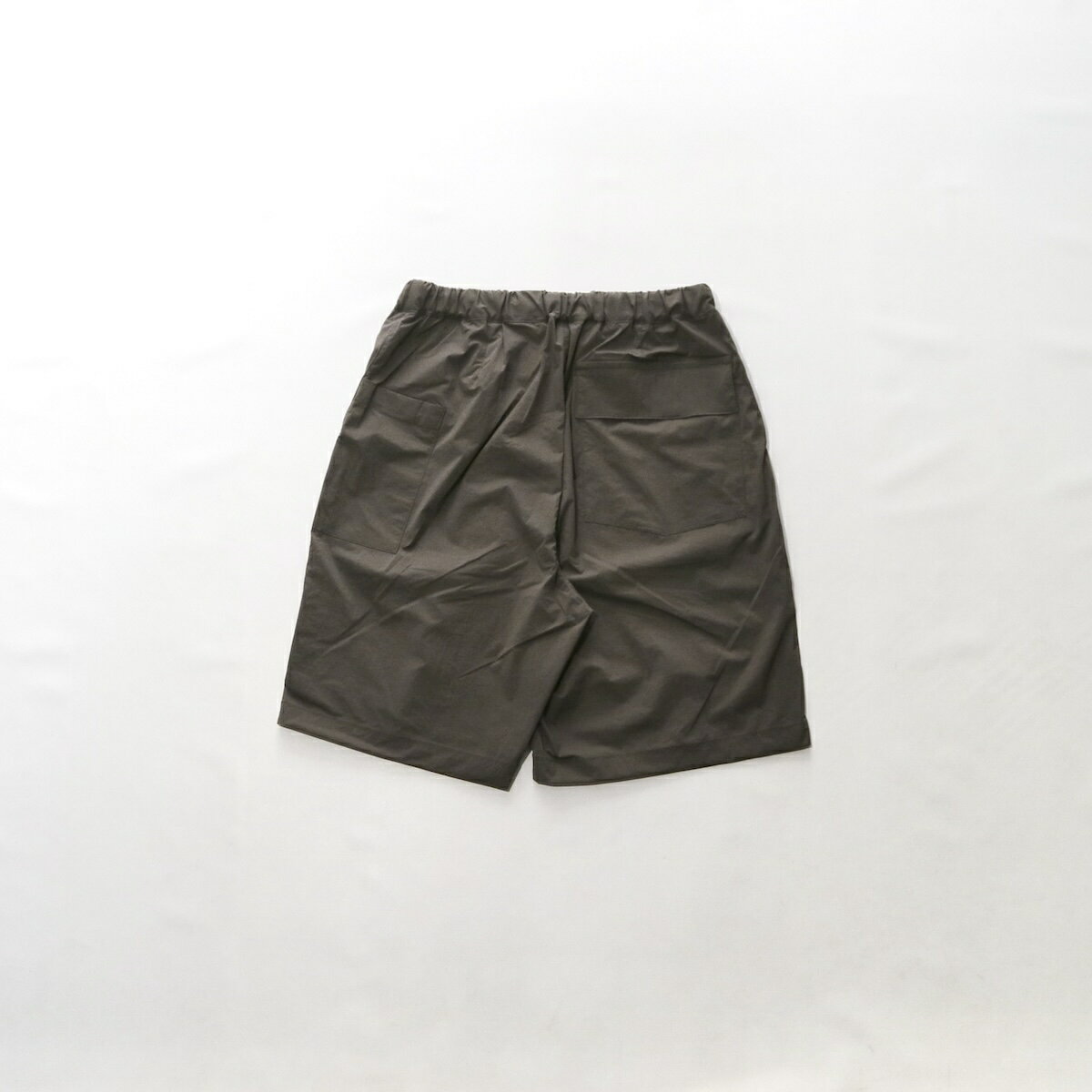 【STILL BY HAND】スティルバイハンド STRETCH NYLON EASY SHORTS | メンズ パンツ メンズパンツ ショートパンツ ショーツ イージー イージーパンツ イージーショーツ イージーショートパンツ ナイロン ナイロンパンツ ナイロンショーツ ナイロンショートパンツ 日本製
