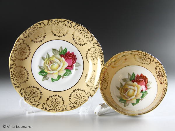 【クイーン　アン】ピーチカラー＆2色の薔薇　カップ＆ソーサー