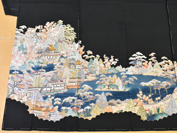 ＜袷の仕立代込価格＞特価 加賀調 正絹黒留袖【送料無料】新品 未使用 結婚式 ブライダル 礼装 フォーマル着物 女性用 ミセスの第一礼装 日本製 仕立ての段階に入ってからのキャンセル等はお断りします。お仕立てを弊社が担当する場合代引は不可。反物での販売も可能。