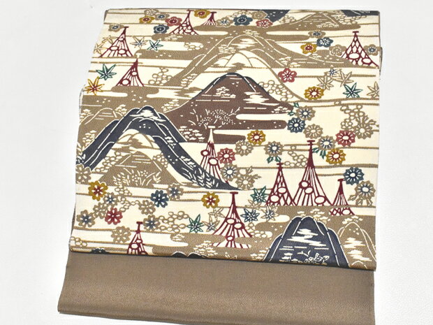 和染紅型 栗山吉三郎 栗山紅型謹製 正絹 浜ちりめん 染帯 九寸名古屋帯【お仕立代無料＆送料無料＆代引料無料】遠山文様 新品未使用 九寸帯 九寸なごや帯 染め帯 浜縮緬 女性用 色無地用 小紋用 カジュアル帯 茶系 日本製