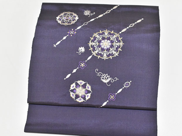 野性味あふれる＜黄金の繭 クリキュラ＞少し紺色を感じる紫系 創作刺繍名古屋帯 正絹 九寸帯 おしゃれ ...