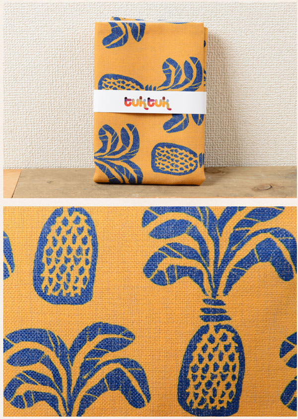 トゥクトゥク クッションカバー パイナップル リピート TUKTUK 北欧 英国 デザイン 45×45cm リネン 天然の麻で出来たハンドメイド フルーツ イエロー パイン柄 イギリス プレゼント ギフト 新生活 新居 引越し祝い 新築 子供 家 おうち おしゃれ