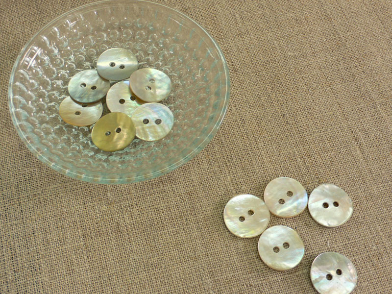 シェルボタン　丸型15mm（5個入り）