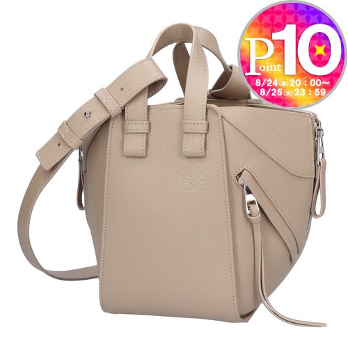 ロエベ LOEWE 2WAYバッグ ハンモック コンパクト A538H13X23 5541 CLAYロエベの2WAYバッグ上質なレザーを贅沢に使用したロエベのバッグ『HAMMOCK：ハンモック』。革新的なデザインにより多機能なフォルムを実現しました。折り畳み方次第でショルダーバッグ、ハンドバッグなど使い方ができ、シーンに応じてアレンジが楽しめる万能バッグです。正面のハンドル下部にはロエベのアナグラム刻印がポイントに。サイズ高さ/約20cm横幅/約11cm(上部)マチ/約18cm持ち手の長さ/約23cmショルダーストラップの長さ/約75cm〜約91cm(取り外し可・調節可)重さ/約520g仕様開閉/フック式内側/オープンポケット×2外側/ファスナーポケット×1素材ソフトグレインカーフカラー5541 CLAY付属品保存袋注意点※海外ブランド商品に関しては、予告なく仕様変更が行われる可能性があり、在庫が混在しております。仕様についてはお選びできかねますので、予めご了承の上、お買い求めください。※サイズはスタッフが手作業で計測しており、誤差が生じることがございます。※インターネット販売価格は、当社直営店舗の価格とは異なる場合がございます。ロエベ　アイテム一覧を見る　≫ロエベ 2WAYバッグ　一覧を見る　≫