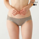 【mochibra（モチブラ）】ふわ胸ワイヤレスブラジャーのペアショーツです。 裾にレースをあしらった可愛いショーツ。 ストレッチレースを使用しているので、ヒップラインの締め付けを軽減します。 身生地もタテとヨコのストレッチ性があり、らくちんな着用感です。 前中心のチャームがワンポイント。 股上深さ：浅め 足ぐり：ノーマルレッグ 【素材】 身生地：ナイロン80％、ポリウレタン20％　 レース部：ナイロン、ポリウレタン、ポリエステル 【参考サイズ】 Mサイズ ・・・身長150〜162（参考ウエスト64〜70、ヒップ87〜95） Lサイズ ・・・身長155〜167（参考ウエスト69〜77、ヒップ92〜100） LLサイズ・・・身長160〜170（参考ウエスト77〜85、ヒップ97〜105） 【カラー】 マロン｜88 ブラック｜97 ペールブラウン｜TG