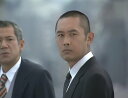 ◆ 商品説明 刑事役といえばこの人! 内藤剛志主演の刑事ドラマを厳選して収録した傑作選集が遂に待望の初DVD化! 『やさしい遺言』『十字路』『曲り角』『迂回路』『分岐点』の珠玉の5作品を収録! 内藤剛志が主演を務めた刑事ドラマより珠玉の名作を厳選。 風間杜夫演じる自殺未遂事件の第1発見者が疑われる『やさしい遺言』、布施博が犯罪歴のある元プロボクサーを演じた『十字路』、村田雄浩が共演した『曲り角』、『迂回路』『分岐点』を収録。 ■やさしい遺言 初回放送:1996年2月20日/日本テレビ系 刑事の田所(内藤剛志)は、高校の同級生の自殺未遂事件を担当することになり、第一発見者である今野(風間杜夫)に疑いの目を向けるのだった…。 ■十字路 初回放送日:2002年11月5日/日本テレビ系 川崎市内で現金輸送車を狙った強盗事件が発生した。県警刑事の佐倉(内藤剛志)は、犯罪歴がある元プロボクサーの嶋田(布施博)の捜査を上司に提言し、聞き込み捜査を開始するのだった…。 ■曲り角 初回放送:2003年6月03日/日本テレビ系 雑居ビルでサラ金の女社長・森本直子(山本美智)が殺害される事件が発生。 捜査を担当した所轄の刑事・堀江浩司(内藤剛志)は、直子が事件発生当時に会う予定だった債務者が、堀江の警察学校時代の同期で、夫婦ぐるみの付き合いをしていた親友・霧島則夫(村田雄浩)だったことを知る…。 ■迂回路 初回放送:2003年11月25日/日本テレビ系 宝石窃盗事件を捜査していた所轄の刑事・海堂岳夫(内藤剛志)は、事件のあったビルの守衛が定年退職した先輩刑事・樋口淳一郎(夏八木勲)だったことを知る…。 ■分岐点 初回放送:2004年6月15日/日本テレビ系 川崎市内で現金強奪事件が発生。現場の遺留指紋から、2人組の犯人の1人が3年前、相模原であった3人組による現金輸送車襲撃事件の犯人であることに辿り着く。 事件を担当することになった川崎東署の工藤(内藤剛志)は、襲撃の現場が写った防犯ビデオに、幼い自分と父親を捨てて家出した母・降矢聡子(吉行和子)が写っていることに気付く…。 ■仕様：DVD ■品番：BFTD415 ■JAN：4571317714158 ■発売日：2022.02.25 1996~2004年/日本/カラー/本編約460分/4:3/音声:ステレオ/片面2層(Disc3のみ1層)/全5作品/3 枚組/日本テレビ系 ※諸般の事情によりエンディングのみ楽曲を差し替えて収録しておりますことを予めご了承願います。 ※仕様は変更となる場合がございます。 登録日：2022-01-20＜ 注 意 事 項 ＞ ◆おまけカレンダーに関する問合せ、クレーム等は一切受付けておりません。 絵柄はランダムとなります。絵柄の指定は出来かねます。 予めご了承ください。