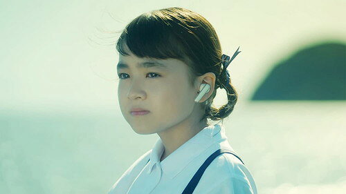 ◆ 商品説明 [封入特典] リーフレット [特典映像] 特別番組[映画「凪の島」公開記念番組〜小さな島のキセキの物語〜] 予告編集 予定 ※内容・名称は予告なく変更となる場合がございます この島のキセキを ずっと忘れない 主演・新津ちせほか豪華キャストで贈る "瀬戸内の小さな島で暮らす少女の心の成長を描いた、ひと夏の物語"がDVDでリリース! [作品内容] 山口県の瀬戸内にある大自然豊かな島を舞台に、雄大な海やどこか懐かしい学校、風情のある診療所など風光明媚なロケ地で撮影され、少年少女の心の成長や、子供たちの目を通して描かれる心温まる家族の姿を描く『凪の島』。 監督は、『ソウル』(2002/長瀬智也主演)や『卒業』(2003/内山理名・堤真一主演)、『13階段』(2003/反町隆史・山崎努主演)、『夜のピクニック』(2006/多部未華子・石田卓也主演)などのメジャー作品のほか、2014年には、岩井俊二プロデュース・脚本の連続ドラマ「なぞの転校生」(テレビ東京)の全12話の演出を担当するなど、先進的に映像作品を制作し続けてきた長澤雅彦。 脚本も長澤監督自身によるオリジナル。長澤監督は、『恋』や『くだまつの三姉妹』など、山口県を舞台に数多くの作品を製作しており、「人生の集大成とも宝物とも言っていい作品」と語るほどの力作となる。山口県を舞台に数多くの作品を製作する長澤監督が、今度は少女を主人公にした心温まる作品を世に送り出す。 [作品ポイント] 主人公・凪を演じるのは、近年目覚ましい活躍をみせる新津ちせ! Foorinメンバー(2018-2021)としての活動や、NHK連続テレビ小説「カムカムエヴリバディ」(2021-2022)への出演など、多方面で活躍。 全国で開催されたオーディションで新津は、当時10歳とは思えない見事な演技力で、監督をはじめプロデューサー陣を虜にし、主役の座を獲得した。 島崎遥香、結木滉星、加藤ローサ、徳井義実(チュートリアル)、嶋田久作、木野花と個性派・演技派の豪華キャストが集結! 劇伴音楽は、国内外で多くの支持を集める姉妹ピアノ連弾ボーカルユニット・Kitri(キトリ)が、すべての楽曲を担当! [あらすじ] ひとりの少女の目を通して描かれる“家族”とは? 瀬戸内の優しい自然と光に囲まれて育まれる少女の心の成長譚 両親が離婚し、母の故郷である山口県の瀬戸内にある小さな島で暮らすことになった小学 4 年生の凪(新津ちせ)。 母・真央と、祖母・佳子と一緒に、佳子が医師をしている島唯一の診療所で暮らしている。 普段は明るく振る舞う凪だが、母へ暴力を振るうアルコール依存症の父・島尾の姿が目に焼き付き、心に傷を負い、時々過呼吸になって倒れてしまう。 そんな凪を、事情をすべて知った上で何も言わず温かく受け入れてくれる島の住民たち。 凪が通う小学校の同級生の雷太や健吾、担任教師の瑞樹、用務員の山村、漁師の浩平。彼らもまたそれぞれ悩みを抱えながらも前向きに生きていた。 その悩みを知った凪もまた、彼らを支えようと奔走し、一歩ずつ笑顔を取り戻していく。 だが、島での平穏な日々はそんなに長くは続かなかった。島に突然父がやって来て、再び家族に戻りたいと言い出した。その願いを聞いた凪は… [キャスト] 新津ちせ 島崎遥香 結木滉星 加藤ローサ 徳井義実(チュートリアル) 室積光 元木行哉 佐藤蒼希 角忠聖 麻絵 太田知咲 山石未来 扇華栄 嶋田久作 / 木野花 ■仕様：DVD ■品番：TCED6760 ■JAN：4571519915728 ■発売日：2023.03.08 2022年/日本/カラー/本編約108分+特典映像(収録分数未定)/16:9LB/片面1層/音声:ドルビーデジタル2.0chステレオ/字幕:なし/1枚組 ※仕様は変更となる場合がございます。 登録日：2023.01.13＜ 注 意 事 項 ＞ ◆おまけカレンダーに関する問合せ、クレーム等は一切受付けておりません。 絵柄はランダムとなります。絵柄の指定は出来かねます。 予めご了承ください。