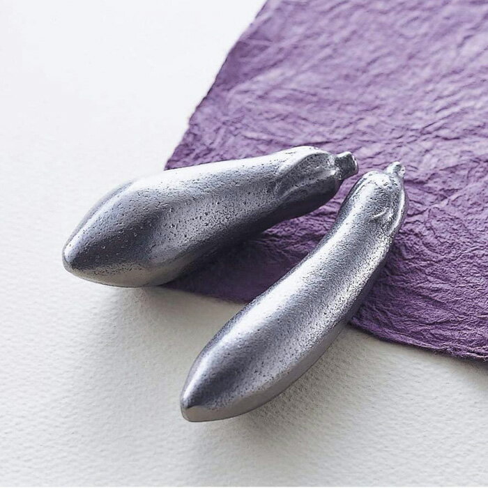 商品情報サイズ9cm　・　7.5cm（2本組）素材鋳鉄重量約150g（1本）製造国日本製注意点モニターの発色によりお色が異なって見える場合がございます。サイズは実測値になります。多少の誤差はご容赦ください。鉄茄子2本組 鉄 9cm・7.5cm 南部鉄器 2個入|岩鋳 Iwachu 茄子漬の色出し、やかんに入れて鉄分補給など様々な用途で御使用出来ます サイズ　　　　9cm　・　7.5cm（2本組）重量　　　　　約150g（1本）材質　　　　　鋳鉄生産国　　　　日本製鋳肌が美しい岩鋳のキッチンウェアは、機能性とデザイン性を兼ね備えた優れもの。使いやすさを計算し尽くしたフォルムと華やかなカラーリング、そして少々手荒に扱ってもビクともしない頑丈さは、頼もしいばかりです。使うだけで鉄分の補給もできますし、そのまま食卓に出しても絵になると、いいこと尽くし。毎日使うものだから、長く愛用できるものを選びたいですね。※弊社では複数店舗にて在庫を共有しているため、ご注文のタイミングによって欠品・お取り寄せとなる場合もございます。あらかじめご了承くださいませ。※沖縄、島嶼部、北海道の一部地域においては別途送料が必要な場合がございます。事前にお問合せいただくことをおすすめしています。（お問合せなくご注文の場合、ご注文後別途送料をご請求させていただきます。） 2