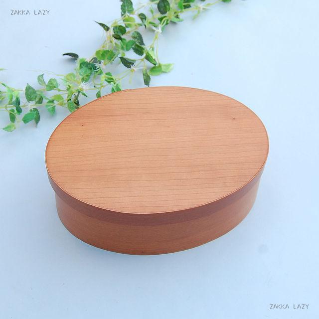 サイズ/約w216×d146×h83mm 素材/チェリー材 ※こちらの商品は全て天然の木材を使用して手作りで制作をしておりますため、木目の出方や色合い、仕上げ等に若干の個体差がある可能性がございます。予めご了承下さい。 【注意事項】 商品写真はできる限り実物の色に近づけるよう徹底しておりますが、 お使いのモニター設定、お部屋の照明等により実際の商品と色味が異なる場合がございます。 ------------------ シェーカーの道具にヒントを得て作った、小さめSサイズのオーバルボックスです。 ふたを閉めれば目隠しになるので、ハンドクリームや爪切りなど細々とした身の回りのものを入れておいたり、カギやアクセサリーの一時置き場にもぴったり。出しっぱなしでも様になる佇まいなので、テーブルや棚の上に置いておけばすぐ使う事ができますね。オーバルボックスはS・M・Lの3サイズ展開です。 アクシスのシェーカーボックスは、オリジナルのシェーカーボックスのシンプルな美しさはそのままに、現代の日本の生活でも使いやすいサイズや機能性にこだわり手作業で作られています。チェリー材は素朴ながら端正な木肌で、長く使っていくうちにこっくりとした色合いに変ってゆきます。 小物入れ オーバル ボックス シェーカー シンプル チェリー材 再入荷