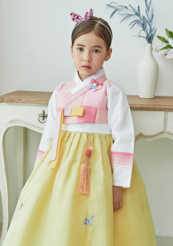 【F-499H】　女の子チョゴリ . ふんわりチマは黄色のグラデーション、チョゴリはピンク系で胸元のお花がポイントです。※大きい号数・セット商品はプラス料金になります。ご注文後、金額を訂正させて頂きますので、ご注文確認メールにて訂正後の金額をご確認下さい。※セット商品込み(＋2,178円)の場合は、商品選択欄でセット込みをお選び頂き、ご希望のカチューシャもお選び下さい。※取寄せ商品のため2〜3週間以内に発送予定です。●モデル着用の小物類(トルティ・ノリゲ・帽子・靴・セット商品以外のものなど)は別途。●商品の刺繍やワッペン、セットン(虹色)の順番など、製造過程で多少異なる場合もございます。あらかじめご了承下さいませ。●商品画像はブラウザーや環境によって実物の色と若干異なって見えることもありますのでご了承下さいませ。●商品についてご不明な点がございましたら、お気軽にショップまでお問い合わせくださいませ。韓国 伝統 チョゴリ 韓服 チョバウィ クルレ カチューシャ 女の子 ポッコン 帽子 帯 トルティ ポソン 靴下 セット 小物 子供 キッズ 男の子 トルチャンチ トルボク トルサン 1歳 誕生日 記念 イベント 撮影 ハロウィン センイル 2