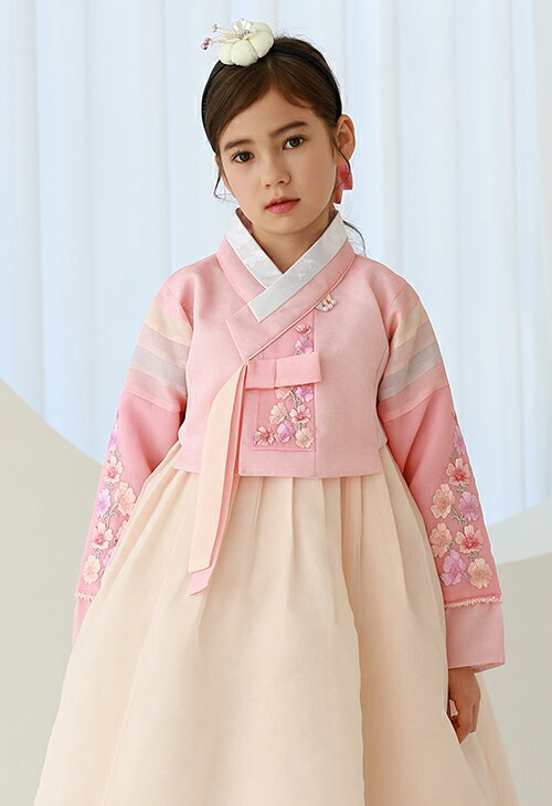 【F-510H】　女の子チョゴリ . 袖の花模様が抜群に可愛いピンクのチマチョゴリ。チマのグラデーションにも注目※モデル(身長125cm)は8号着用※3号以降とセット商品はプラス料金になります。ご注文後、金額を訂正させて頂きますので、ご注文確認メールにて訂正後の金額をご確認下さい。※セット商品込み(＋2,178円)の場合は、商品選択欄でセット込みをお選び頂き、ご希望のカチューシャもお選び下さい。※取寄せ商品のため2〜3週間以内に発送予定です。●モデル着用の小物類(トルティ・ノリゲ・帽子・靴・セット商品以外のものなど)は別途。●商品の刺繍やワッペン、セットン(虹色)の順番など、製造過程で多少異なる場合もございます。あらかじめご了承下さいませ。●商品画像はブラウザーや環境によって実物の色と若干異なって見えることもありますのでご了承下さいませ。●商品についてご不明な点がございましたら、お気軽にショップまでお問い合わせくださいませ。韓国 伝統 チョゴリ 韓服 チョバウィ クルレ カチューシャ 女の子 ポッコン 帽子 帯 トルティ ポソン 靴下 セット 小物 子供 キッズ 男の子 トルチャンチ トルボク トルサン 1歳 誕生日 記念 イベント 撮影 ハロウィン センイル 2