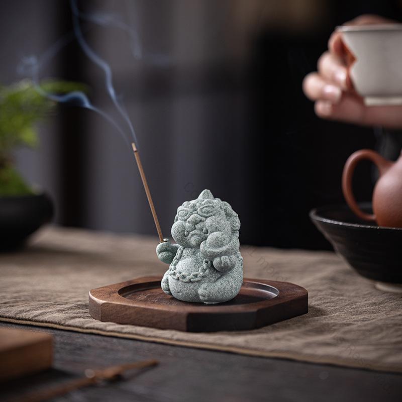 ・素材: 青砂石・製造方法: 半手作業、半機械・種類: 貔貅香立て（宝送り）、貔貅香立て（横臥）、貔貅香立て（遊戯）、貔貅香立て（鼎持ち）、貔貅香立て（宝送り）＋八角皿、貔貅香立て（横臥）＋八角皿、貔貅香立て（遊戯）＋八角皿、貔貅香立て（鼎持ち）＋八角皿・スタイル: レトロ、ノスタルジック・用途: 宗教用品 指定された配送時間は承っておりません。【01 marche】