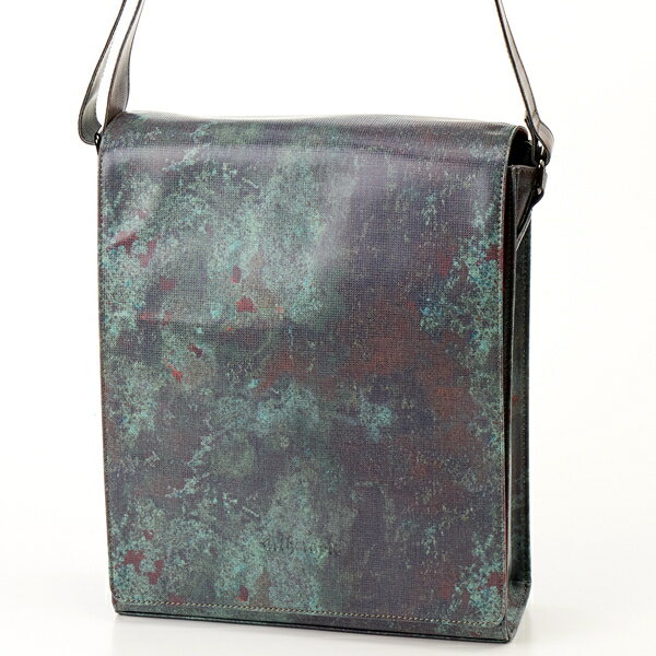 ATサイバー 縦型フラップショルダーバッグ L／アルセラピィ（artherapie）