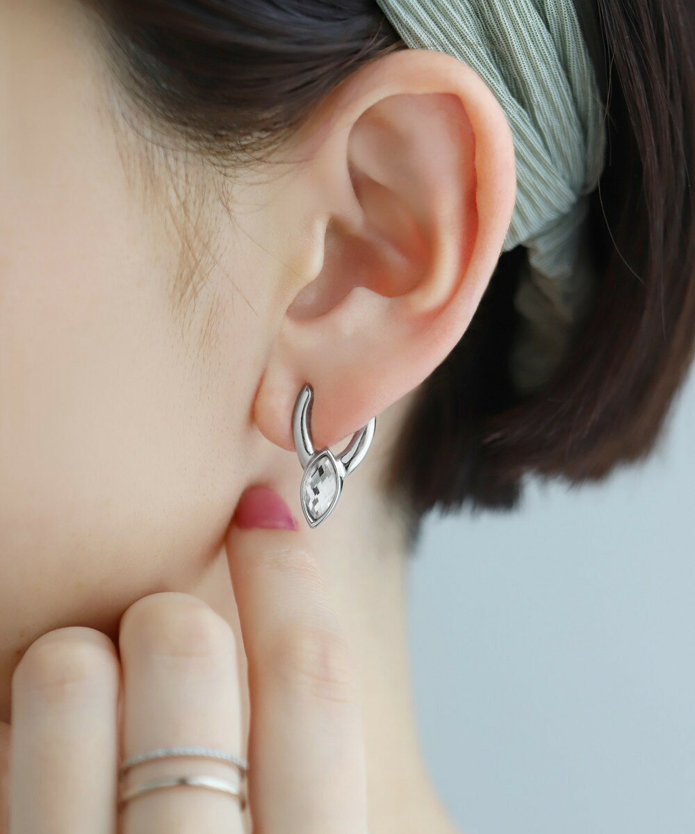ピアスのようなルックスを叶えてくれる“コンヴォルヴ”イヤリング。「コンヴォルヴ(＝くるくる巻く・巻き込む)」という名前の通り、耳たぶを横から巻き込むようなルックスが特徴です。こちらは、大粒のビジューが華やかな耳元にしてくれるデザイン。デイリ...