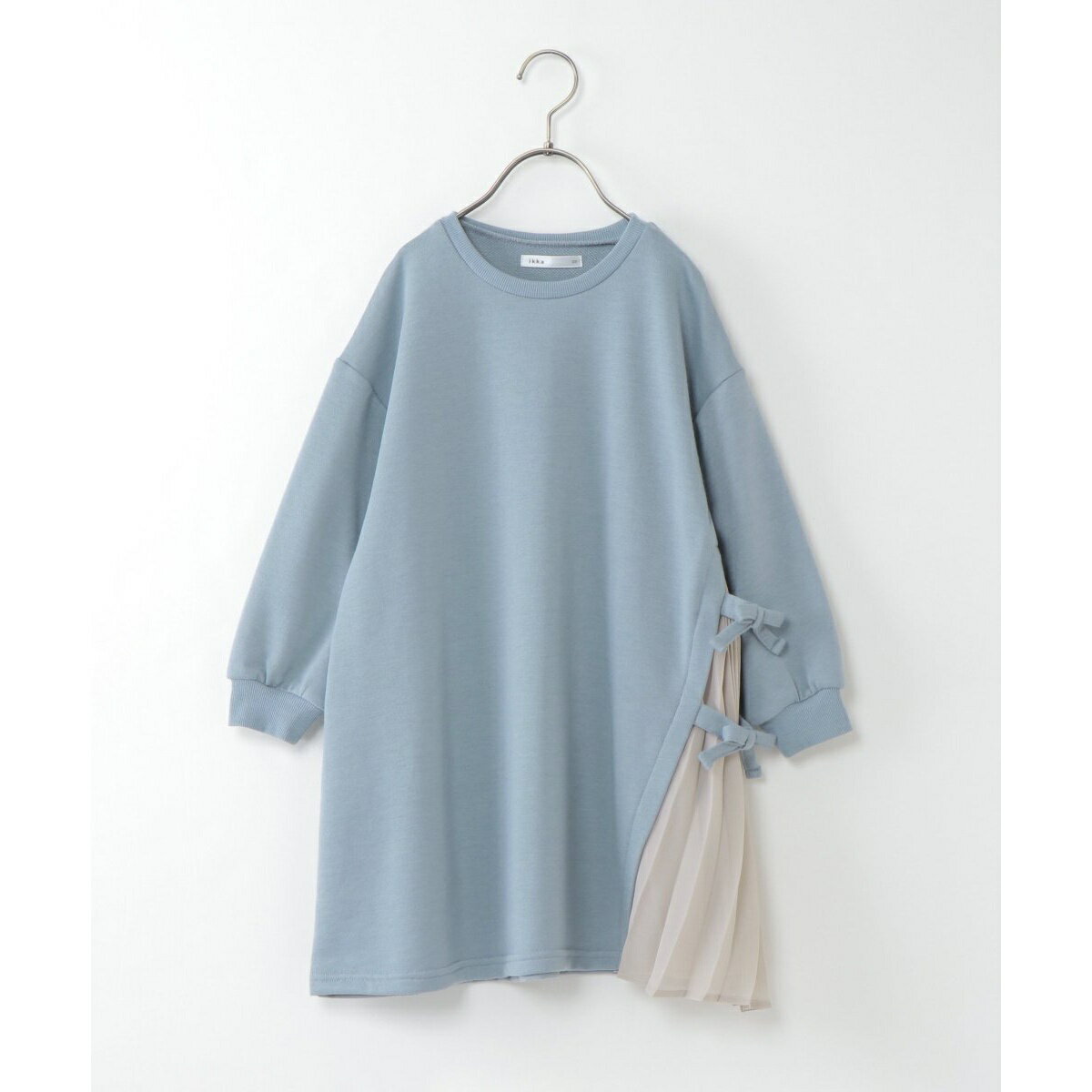 [型番：13260321]＜b＞ikkaで人気のサイドプリーツデザイン♪＜/b＞1枚でざっくり着られる裏毛ワンピース。サイドは配色のシフォンプリーツで切り替え、リボンでまとめました。ワンピースとしてはもちろん、ボトムスを合わせても可愛い◎です。【素材】使いやすい裏毛素材と、ひらひら揺れるシフォン素材を使用しました。■カラー：ブルー、ベージュ■100着丈:58/バスト:78/肩幅:38/袖丈:23■110着丈:60/バスト:82/肩幅:39/袖丈:26■120着丈:66/バスト:86/肩幅:43/袖丈:31■130着丈:72/バスト:90/肩幅:45/袖丈:35■140着丈:78/バスト:94/肩幅:48/袖丈:39■150着丈:84/バスト:100/肩幅:50/袖丈:44■160着丈:90/バスト:104/肩幅:52/袖丈:46※(　)で表記されている数字はヌードサイズです。ヌードサイズとは衣服を身につけない身体のサイズです。お客様ご自身の身体サイズと比較してお選びください。 ■素材： 本体部分 ポリエステル65% コットン35% リブ部分 ポリエステル62% コットン33% ポリウレタン5% シフォン部分 ポリエステル100% 天竺部分 ポリエステル65% コットン35% ■お手入： 洗濯機洗い可（非常に弱く）、ウェットクリーニング（W)、洗濯の際はネットを使用してください&nbsp;&nbsp;>>商品のお取り扱い方法 ■原産国： 中国【キッズ】シフォンプリーツ切り替え裏毛ワンピース（100?160cm）／イッカ（ikka）ブルーベージュ画面上と実物では、多少色具合が異なって見える場合がございます。