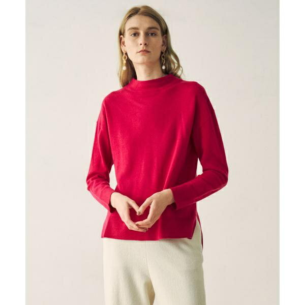 [型番：1014170022]すっきりシンプルに仕上げたモックネックのプルオーバーニット。大きめな袖口巾がポイント。サイドスリットと前後差があり、ボトムを選ばないゆったりとしたベーシックニットです。原料に非常に拘ったスペシャルハイブリッドヤーンを使用。ウールは厳選されたスーパーエクストラファインメリノを使用し、優雅な風合いを表現。一般的なウールカシミヤブレンドと比較して、圧倒的な手触りの良さと膨らみを実感でき、格別な着心地を演出します。・水洗い可■サンプル撮影商品■こちらの商品はサンプルでの撮影となっております。実際の商品とは、商品情報(生産国、色味、上代、納期など)が変更になる場合がございます。予めご了承ください。■カラー：6色展開00：本体_-_バスト:103cm 肩幅:53cm 袖丈:47.5cm 着丈:60cm // //※(　)で表記されている数字はヌードサイズです。ヌードサイズとは衣服を身につけない身体のサイズです。お客様ご自身の身体サイズと比較してお選びください。 ■素材： 毛90% カシミヤ10% ■お手入： 手洗い可&nbsp;&nbsp;>>商品のお取り扱い方法 ■原産国： 中国カシミヤブレンドモックネックニット／イッツインターナショナル（I.T.'S. international）オフホワイト1チェリーピンク9ベージュ2ネイビーサックス3オレンジ1画面上と実物では、多少色具合が異なって見える場合がございます。