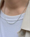 [型番:1NC049A0SV]控えめで華奢なデザインから感じる洗練されたライフスタイル【Refined Chain Necklace/MARINE-リファインドチェーンネックレス/マリン-】定番となったチェーンネックレスのスタイリング。マンテル（留め具）には細身でプレーンなTバーを採用し、受け側には岩肌のようなゴツゴツとしたテクスチャーを施しました。シルバーチェーンはロジウムメッキを施すことで上品な雰囲気に仕上がっています。少し大きめのクラシカルなロゴプレートをワンポイント加えることで洗練された雰囲気に。マンテルを前に持ってくるスタイリングでアクセントを加えてもOK。【for Gift-フォーギフト-】ムダをそぎ落としたシンプルなデザイン。ベーシックなアイテムだからこそ、 着ける人の日常を徹底的に考え、 ライオンハートらしいこだわりを詰め込みました。ファッションを楽しむ都会的なあなたに向けた 「リアルライフスタイルアクセサリー」 。【LION HEART-ライオンハート-】1996年から続くドメスティックブランド。ブランドコンセプトは『常に変化を恐れず 新たな価値観をシェアし続ける アクセサリーブランド。』※ロジウム仕上げが施されている本アイテムは、普通のシルバーとは異なって、シルバー磨きなどで磨くことはせず、軽く柔らかい布で拭く程度のお手入れを行ってください。※故障や変色の原因となりますので入浴や海水浴等、水場でのご使用はお控えください。■カラー：シルバー■サイズ詳細【チェーン全長】50cm【チェーン幅】0.25cm【重量】7.3g※(　)で表記されている数字はヌードサイズです。ヌードサイズとは衣服を身につけない身体のサイズです。お客様ご自身の身体サイズと比較してお選びください。 ■素材： シルバー925（ロジウムメッキ） ■お手入： &nbsp;&nbsp;&gt;&gt;商品のお取り扱い方法 ■原産国：LH for Gift リファインドチェーンネックレス/マリン/シルバー925／ライオンハート（LION HEART）シルバー画面上と実物では、多少色具合が異なって見える場合がございます。