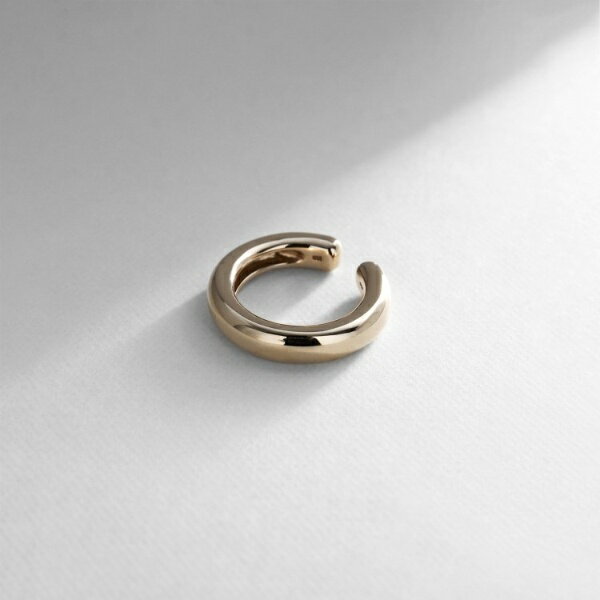 [型番：40581318]ボリューム感のあるベーシックなフープが着こなしのアクセントになるイヤーカフ。シンプルながら太めのシルエットが目を引きます。単品使いはもちろん、大きさ違いを複数コーディネートすることでトレンド感ある耳元にアップデート...