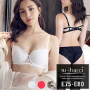 [型番:u344g]tu-hacci Bra＆Shorts Collectionブラ＋ショーツ/ 計2点セット〜パッドinシリーズ〜tu-hacci(ツーハッチ)のパッドinシリーズは、パッドを下から上へと自然なカーブを描くように内蔵することで、バストを潰さずに自然で美しいバストラインをメイクしてくれる人気シリーズです。アジャスターで調整可能なアンダー×3段ホックで安定感のあるコンフォートな着け心地。チュールレースに浮かびあがる花々は、ため息の出るような美しさ。カップ上下のスカラップはスウィートなデザインで、バックは遊び心のあるコード使いで凛々しい存在感。デザインの二面性を楽しんで。お揃いショーツは透け感のあるシースルーショーツです。■取り扱いサイズE75 E80■セットショーツサイズ《ショーツサイズ：ブラサイズ》L：E75XL：E80※ショーツサイズの変更はできません。予めご了承ください。■対応サイズ《ショーツサイズ：ヒップサイズ》L：92〜100cmXL：97〜105cm※サイズは目安となります。実際の着用感には個人差がございますので、予めご了承いただけますようお願い申し上げます。■商品仕様ストラップ取り外し：不可ストラップ長さ調節：可ワイヤー：ありパッド：あり（内蔵型）ホック：3段3列素材：ナイロン・ポリエステル・その他ブラ透け感：若干ありショーツ透け感：ありブラ＋ショーツ / 計2点セット◇B〜Dカップはこちら！品番：u344※注意事項※当商品は機械による生産過程上、刺繍部分に小さな穴が開いている場合がございます。予めご了承いただけますようお願い申し上げます。■カラー：ブラック、ホワイト、レッド※(　)で表記されている数字はヌードサイズです。ヌードサイズとは衣服を身につけない身体のサイズです。お客様ご自身の身体サイズと比較してお選びください。 ■素材： ナイロン・ポリエステル・その他 ■お手入： &nbsp;&nbsp;&gt;&gt;商品のお取り扱い方法 ■原産国：ハーネスバックモールドカップブラ＆ショーツ【グラマーサイズ】／ツーハッチ（tu-hacci）ブラックホワイトレッド画面上と実物では、多少色具合が異なって見える場合がございます。