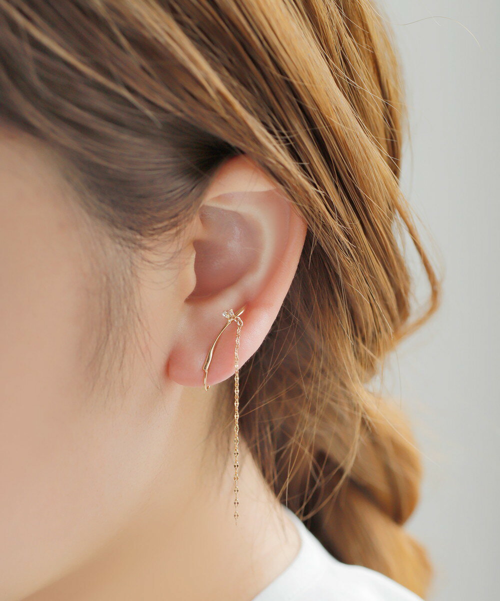 華奢でシャープなメタルと煌めくビジューが、耳元を上品に仕上げてくれるイヤーカフ。きれいめにはもちろん、カジュアルコーデとも相性抜群なので、デイリーに重宝するアイテムです。ピアスホールに通したまま、イヤーカフのように挟んで楽しむこともできます。