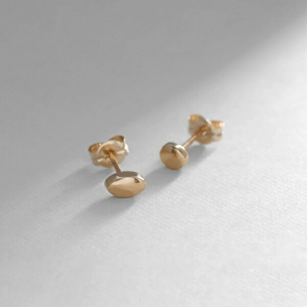 K10中空アシンメトリーオーバルシェイプ スタッドピアス／ココシュニック（COCOSHNIK）