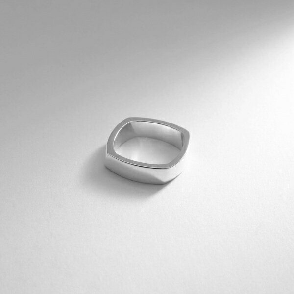 シルバー ツイストスクエア リングS／ココシュニック オンキッチュ（COCOHNIK onkitsch）