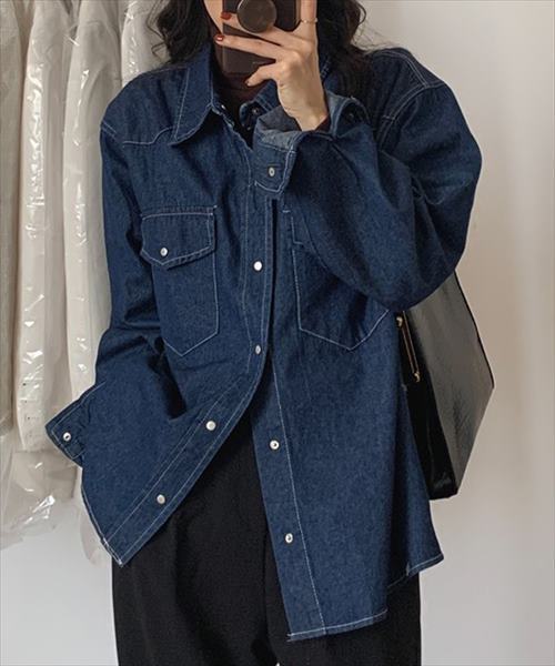 レディース シャツカジュアルな着こなしデニムシャツメンズライクなスタイリング叶うデニムシャツ”一枚でも羽織りとしても”万能なデニムシャツ大人カジュアルなコーデにピッタリなデニム生地。程よいゆったり感で女性らしさも演出。Check!シャツstyleの定番”スタンダードカラー”Check!動きやすい腕ラインにしてくれる”セットインスリーブ”Check!ちょっとした小物を入れられて便利な”胸ポケット”Check!こなれ感をプラスしてくれる”ヨーク切り替え”Check!腕周りのアレンジがしやすい”袖口ボタン”Check!すべての開け閉めが簡単な”スナップボタン”【商品仕様】・袖口ボタン×1・生地の厚さ：中厚手・伸縮性：なし・透け感：なし・裏地：なし※サイズは平置きで測定しております。※サイズは、実寸サイズを測っているため多少誤差がでる場合があります。　製造工程の関係上、各採寸箇所実寸(平置き)より【約-3cm〜+3cm】程度は　誤差の許容範囲とさせて頂いておりますので、予めご了承くださいませ。●商品のお色は撮影時の環境、ディスプレイの発色などにより実物と多少の違いが生じることがございます。　予めご了承下さいませ。[型番:tops1674]■カラー：インディゴブルー、ブルー※(　)で表記されている数字はヌードサイズです。ヌードサイズとは衣服を身につけない身体のサイズです。お客様ご自身の身体サイズと比較してお選びください。 ■素材： 80% コットン、 20% ポリエステル ■お手入： 洗濯機使用可&nbsp;&nbsp;>>商品のお取り扱い方法 ■原産国： MADE　IN　CHINAレディース ヨーク切り替えデニムシャツ／テディショップ（TeddyShop）インディゴブルーブルー画面上と実物では、多少色具合が異なって見える場合がございます。