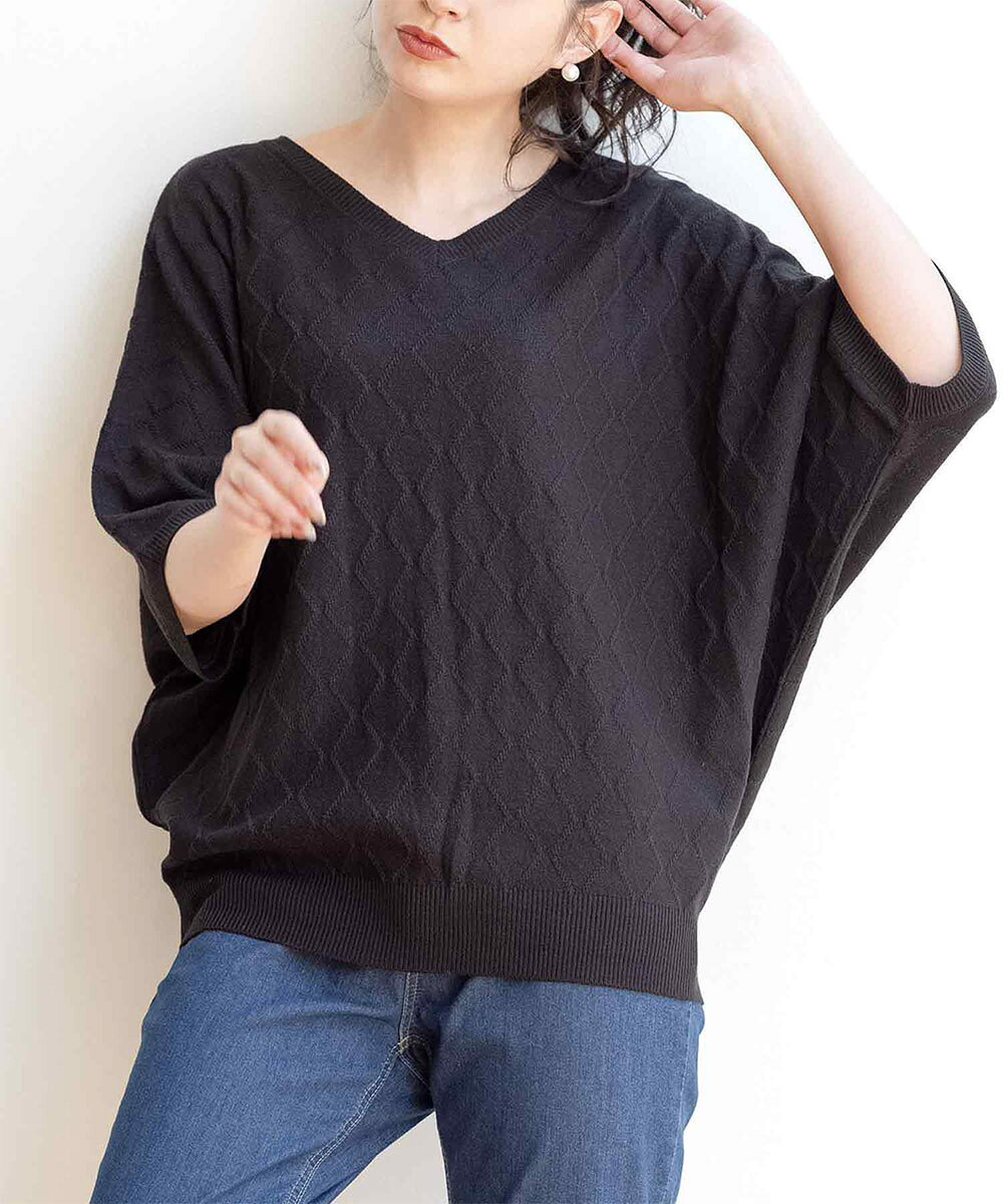 [型番:719100]さりげない編柄とビッグシルエットでこなれ見え　　　ダイヤ柄の編地とゆったりとしたシルエットで、1枚で着てもサマになるドルマンスリーブニット。半端な袖丈と浅めなVネックの上品な肌見せがこなれ感の秘密。　　　アクリル100％■カラー：ベージュ、サックス、ブラック画像情報に記載※(　)で表記されている数字はヌードサイズです。ヌードサイズとは衣服を身につけない身体のサイズです。お客様ご自身の身体サイズと比較してお選びください。 ■素材： アクリル100％ ■お手入： 洗濯機&nbsp;&nbsp;>>商品のお取り扱い方法 ■原産国：ダイヤ柄ドルマンニット／ラナン（Ranan）ベージュサックスブラック画面上と実物では、多少色具合が異なって見える場合がございます。