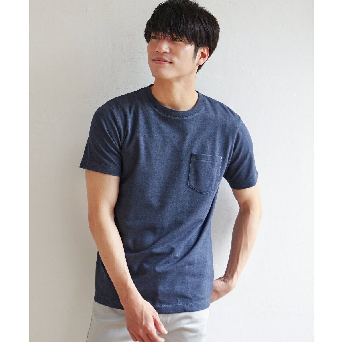 [型番：11321120]カラバリ豊富に揃えたベーシックなポケット付きTシャツ。着回しやすく、夏のデイリーコーデに大活躍間違いなしな一枚です。【素材】生地裏に配色を取り入れたダブルフェイス素材。【デザイン】表と裏が異なる色のダブルフェイス素材を使用したTシャツ。サイズ感・・・着回しのきくレギュラーサイズ。【ikkaポイント】生地の裏側を配色にしており、袖をまくった時にチラリと見える差し色が ikka ポイント！ベーシックながらも他と差が付く一枚となっています。［モデルサイズ］　180cm［着用サイズ］　Lサイズ■カラー：6色展開■S着丈:65/バスト:96/肩幅:40/袖丈:20■M着丈:68/バスト:102/肩幅:41/袖丈:20■L着丈:70/バスト:108/肩幅:43/袖丈:21■LL(XL)着丈:71/バスト:112/肩幅:45/袖丈:22※(　)で表記されている数字はヌードサイズです。ヌードサイズとは衣服を身につけない身体のサイズです。お客様ご自身の身体サイズと比較してお選びください。 ■素材： 本体 ポリエステル52% コットン48% リブ コットン100% ■お手入： 洗濯機洗い可（非常に弱く）、ウェットクリーニング（W)、洗濯の際はネットを使用してください&nbsp;&nbsp;>>商品のお取り扱い方法 ■原産国： 中国ライトダンボールWフェイスT／イッカ（ikka）ネイビーホワイトブラックオレンジグリーンベージュ画面上と実物では、多少色具合が異なって見える場合がございます。