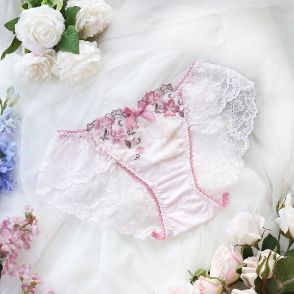 [型番：N0576531]【”糸が織りなす魅力”をテーマに3種類の糸で仕上げたヴァレリーシリーズ】大小のお花をウーリー糸や刺しゅう糸、ラメ糸であしらい、ひとつひとつのお花に変化をつけながらデザインしました。ステッチの入れ方やカラーのグラデー...