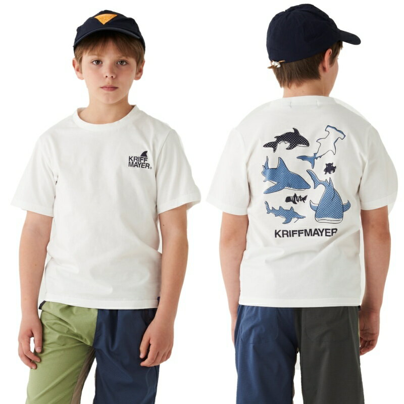 [型番:2249305K]クリフメイヤーキッズの楽LUCK−TEE（ほぼサメ）コットン100%の天然素材にこだわった半袖プリントTシャツです。薄すぎず、厚すぎない透け感を抑えた素材でガンガンお洗濯に耐えられます。バックプリントで子供に人気のサメをモチーフに色々な種類のサメをプリントしました。よく見ると1匹サメじゃない生き物が・・・？プリントに拘り、べた塗りではでなくドットを使って色を表現しているので柔らかい雰囲気がポイントです。■カラー：4色展開サイズバスト着丈肩幅袖丈12072．649．331．016．813075．850．233．217．014079．853．235．018．315084．457．737．619．716091．261．041．220．417096．065．943．720．9※(　)で表記されている数字はヌードサイズです。ヌードサイズとは衣服を身につけない身体のサイズです。お客様ご自身の身体サイズと比較してお選びください。 ■素材： 本体：綿100%リブ：綿97%　ポリウレタン3% ■お手入： 洗濯機&nbsp;&nbsp;&gt;&gt;商品のお取り扱い方法 ■原産国： 中国製楽LUCK−TEE（ほぼサメ）【120cm〜170cm】／クリフメイヤー（KRIFF MAYER）OFFCHARCOALNAVYLAVENDER画面上と実物では、多少色具合が異なって見える場合がございます。