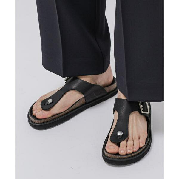 [型番：6703135022]夏までに1足は揃えておきたいトングサンダル【2023 SS】hobo(ホーボー)アッパーに経年変化が楽しめる上質なヌバックカウレザーを使用し、フットベッドにもスムースレザーを使ったトングサンダル。 フットベッドは履き込んでも足型が残りにくい仕様で高級感を保ち、やや張り出したコバと厚めのソールがナローなシルエットと組み合わせることで独特な雰囲気を放ちます。 コルク製のミッドソールとEVA製のアウトソールを組み合わせることで、クッショニングと歩きやすさをさらに向上します。—DETAIL—・適度なボリューム感と上品な素材感が魅力のトングサンダル・やや張り出したコバと厚めのソールがナローなシルエットと組み合わせることで独特な雰囲気・履くだけでスタイリングを格上げしてくれる万能な1足—FABRIC—・アッパーに経年変化が楽しめる上質なヌバックカウレザーを使用・フットベッドにはスムースレザーを使用—SERIES— 6703135023 別注 DOUBLE STRAP SANDALS NUBUCK 6703135024 別注 SLIP ON CLOG SANDALS NUBUCK【サイズについて】41: 約26.0cm42: 約27.0cm43: 約28.0cmhobo(ホーボー)バッグをはじめとする実用的なイクイップメント(装備)と、ブレスレットやリングに代表される装飾的アクセサリー(装身具)。hobo は、相反する二つの性格を併せ持つ東京発のブランドです。ブランドの由来は、100年前不況の中にあったアメリカで、鉄道を無賃乗車しながら職を求めた hobo(放浪者)から取っています。hoboは権力からの解放と自由な魂を追い求め、その姿勢を受け継ぎ、既成概念に囚われることなく、あふれる創意と自由な発想から生まれたデザインを、熟練した国内の職人の手仕事によって製品化しています。素材の持つ表情や風合い、付属パーツの重量感、立体感を意識したフォルムなど、細部にこだわったプロダクトは、使い込むことで、身体に馴染み生活に欠かせないモノへと変わっていきます。※サンプルにて撮影、採寸を行う為、実際にお届けする商品と仕様やサイズが異なる場合がございます。予約時は生産の都合上、お届け予定時期が前後する場合もござ■カラー：ブラック41：縦(外側)/28.7CM 靴幅/10.1CM ソール/1.8CM ヒール/1.8CM42：縦(外側)/29.3CM 靴幅/10.2CM ソール/1.8CM ヒール/1.8CM43：縦(外側)/29.7CM 靴幅/10.2CM ソール/1.8CM ヒール/1.8CM※(　)で表記されている数字はヌードサイズです。ヌードサイズとは衣服を身につけない身体のサイズです。お客様ご自身の身体サイズと比較してお選びください。 ■素材： BODY: COW LEATHER INSOLE:COW LEATHER　SOLE: RUBBER ■お手入： &nbsp;&nbsp;>>商品のお取り扱い方法 ■原産国：hobo／別注 THONG SANDALS NUBUCK／ナノユニバース（NANO universe）ブラック画面上と実物では、多少色具合が異なって見える場合がございます。