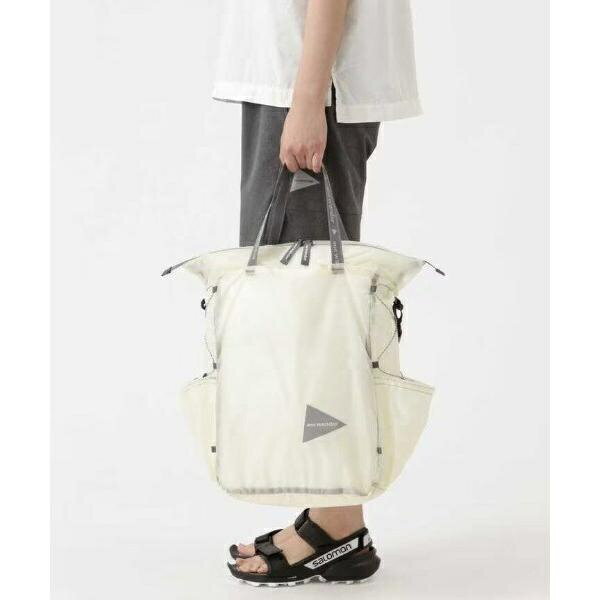 [型番：7813976205]and wander／アンドワンダー　sil tote bag　シルトートバッグ　5743975113インビスタ社のシリコンコーティングされた30Dコーデュラナイロン素材を使用しており、摩耗、引き裂き、すり切れに強く、優れた撥水性と2000mm以上の耐水性能をもちます。旅行などに便利なパッカブル仕様のトートバッグで、ストラップで肩掛けすることも出来ます。内側のポケットに本体を収納することができます。135g【and wander／アンドワンダー】雨にふられるのも風にふかれるのも歩くのも山は楽しいand wander ／ 池内啓太、森美穂子2011春夏からブランドスタート。アウトドアフィールドで役立つアイテムを展開しています。アウトドアでの経験やアイデアを活かし、テストを繰り返しながらアイテム作りをしています。週末は山へ新しいアイテムを試しにいってきます。■カラー：オフホワイト3、カーキ、チャコールF：高さ/39CM マチ/15CM 幅/30CM※(　)で表記されている数字はヌードサイズです。ヌードサイズとは衣服を身につけない身体のサイズです。お客様ご自身の身体サイズと比較してお選びください。 ■素材： オフホワイト3： 　 カーキ/チャコール： - ■お手入： &nbsp;&nbsp;&gt;&gt;商品のお取り扱い方法 ■原産国： オフホワイト3　カーキチャコール-and wander／アンドワンダー　sil tote bag　シルトートバッグ／ビーバー（BEAVER）オフホワイト3カーキチャコール画面上と実物では、多少色具合が異なって見える場合がございます。