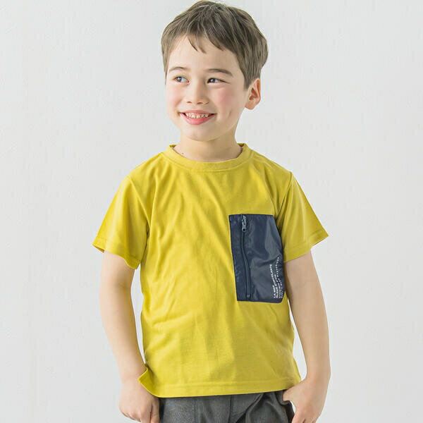 [型番：1115-53107]メンズライクなバックロゴプリントと配色のポケットがかっこいい、ポケッタブル仕様の男の子半袖Tシャツ。イエローのボディにネイビーのポケットが映える1着です。タフタ素材の胸ポケットのファスナーを開けてひっくり返して中にTシャツを入れ込むと、ポーチ型にすっきりと収まるポケッタブル仕様。ポリエステル素材なので濡れても乾きやすくシワになりにくい特性があり、アウトドアシーンにもぴったり♪夏の元気な男の子のカジュアルスタイルにぜひ取り入れたい1着です。※90cmのみ肩にホックがございます。【4月 BOY シーズンテーマ】Croisiere d'ete(クルージ・デテ) -サマークルーズ-南フランスのプロヴァンス地方、港町マルセイユで夏の地中海クルーズを楽しむイメージの軽快なカラーリングのパレット。夏の太陽を連想するような鮮やかなレッド、鮮やかで深みのあるブルー、港に泊まるヨットのホワイト。【BeBe(べべ)】”LOVE MODERN” 少しおませで、生意気なヨーロピアンカジュアルの提案。時代性・流行性をとらえ、ベーシックでもワンポイントを施した遊び心、楽しさを盛り込んでいます。シンプルだけど、こだわりのあるオリジナリティーを重視しています。■カラー：イエロー90cm:身幅31 着丈35 肩幅26 袖丈10100cm:身幅32.5 着丈38 肩幅27.5 袖丈11110cm:身幅34 着丈41 肩幅29 袖丈12120cm:身幅36 着丈44.5 肩幅30.5 袖丈13130cm:身幅38.5 着丈48 肩幅32 袖丈14140cm:身幅41 着丈52 肩幅34 袖丈15.5150cm:身幅43.5 着丈56 肩幅36.5 袖丈16.5※(　)で表記されている数字はヌードサイズです。ヌードサイズとは衣服を身につけない身体のサイズです。お客様ご自身の身体サイズと比較してお選びください。 ■素材： イエロー：ポリエステル100%　【ポケット部分】ポリエステル100%　リブ:綿97%　ポリウレタン3% ■お手入： 洗濯機&nbsp;&nbsp;>>商品のお取り扱い方法 ■原産国： 中国配色ポケッタブルTシャツ(90~150cm)／ベベ（BeBe）イエロー画面上と実物では、多少色具合が異なって見える場合がございます。